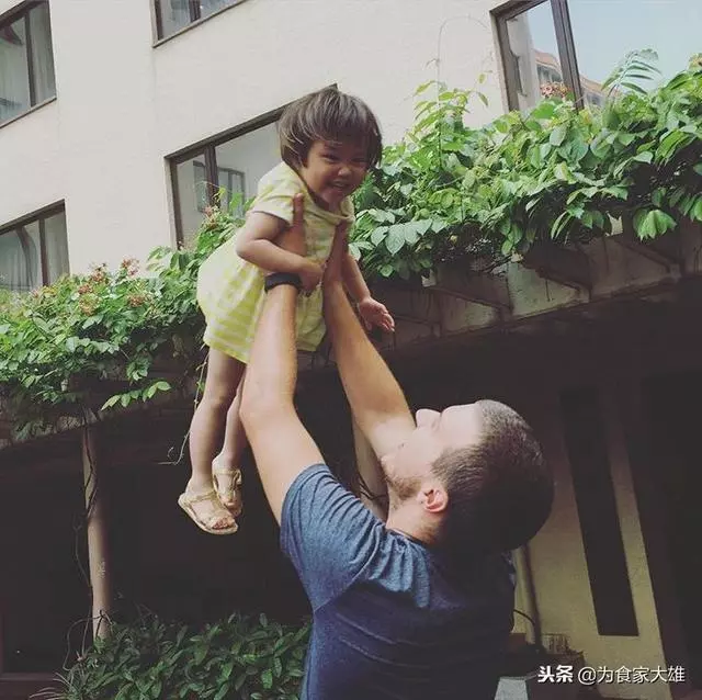 在愛中長大!4歲女孩「領養2年前後驚人對比」 一張張都讓父母暖哭:感謝妳願意來我身邊