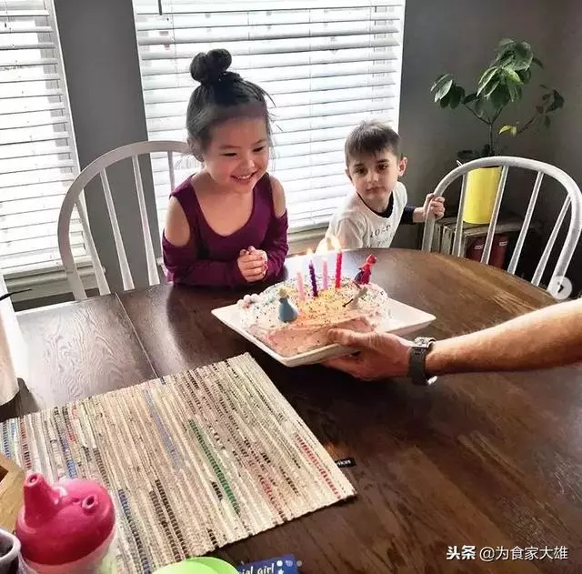 在愛中長大!4歲女孩「領養2年前後驚人對比」 一張張都讓父母暖哭:感謝妳願意來我身邊