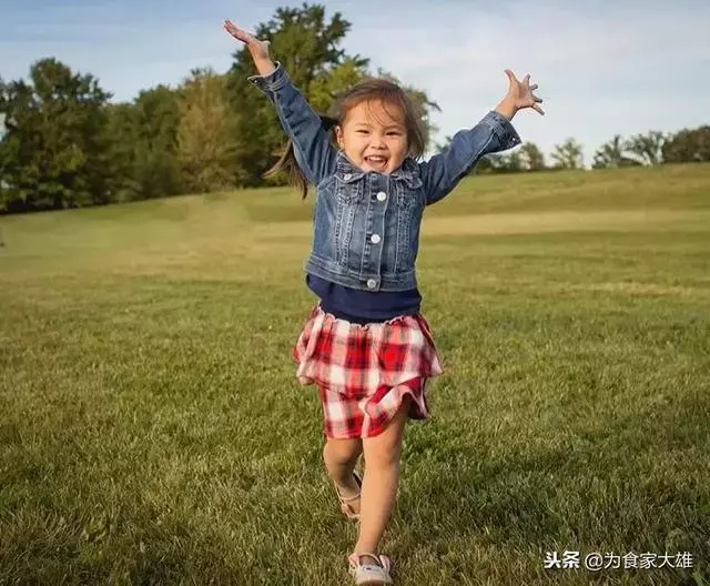 在愛中長大!4歲女孩「領養2年前後驚人對比」 一張張都讓父母暖哭:感謝妳願意來我身邊