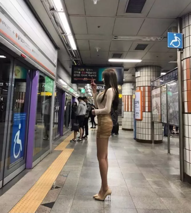 女神系店員「硬擠」上地鐵,車廂乘客想靠近卻不敢,只好上網求大神給傳送門!