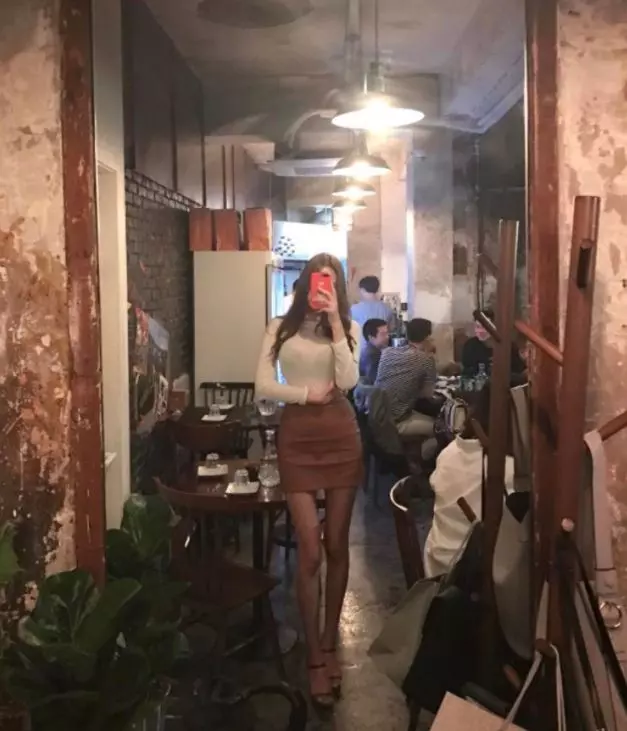女神系店員「硬擠」上地鐵,車廂乘客想靠近卻不敢,只好上網求大神給傳送門!
