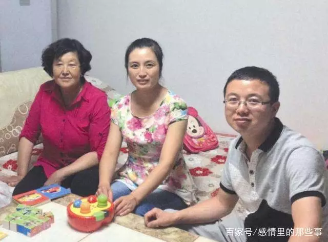 公婆月月哭窮要錢,我過生日她悄悄來送禮物,拆開後我哭紅眼