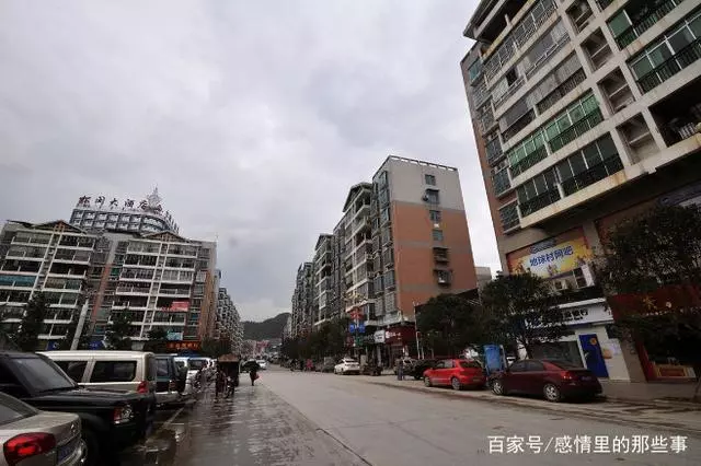 公婆月月哭窮要錢,我過生日她悄悄來送禮物,拆開後我哭紅眼