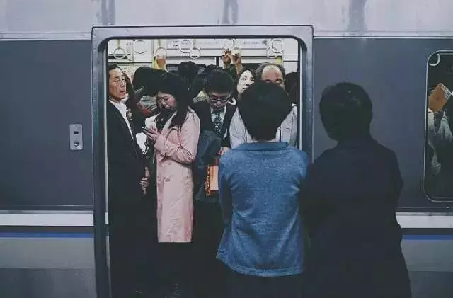 愛情不是轟轟烈烈的誓言,而是平平淡淡的陪伴
