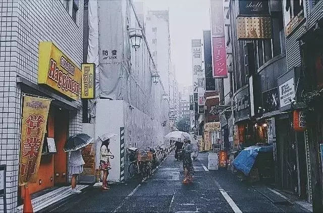 愛情不是轟轟烈烈的誓言,而是平平淡淡的陪伴