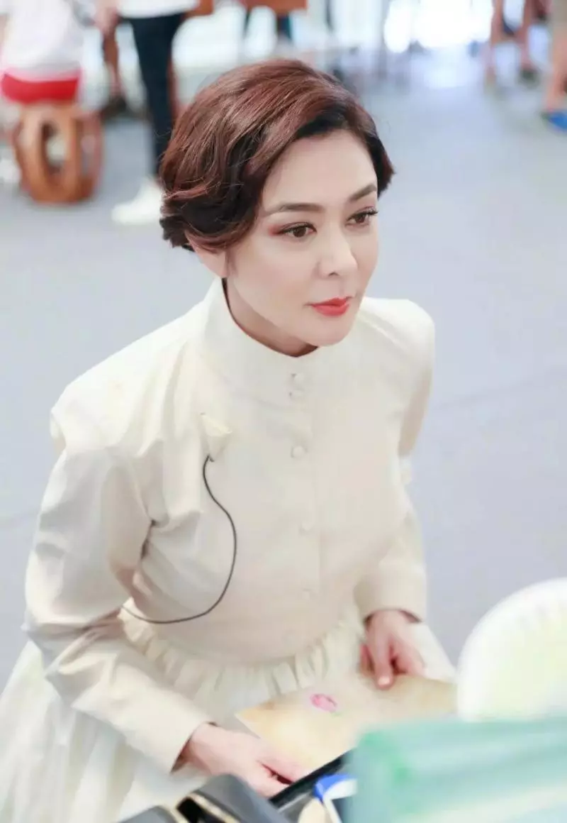 53歲王祖賢遇上56歲關之琳,一個自然老去,一個臉像打了膨脹劑!