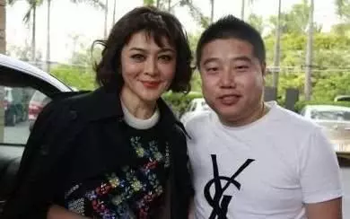 53歲王祖賢遇上56歲關之琳,一個自然老去,一個臉像打了膨脹劑!