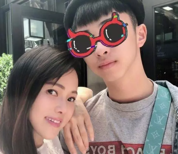 爸媽高顏值兒子卻沒下巴,伊能靜正面回應,原來小時候就這毛病!