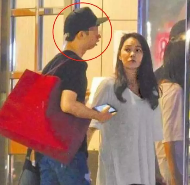 爸媽高顏值兒子卻沒下巴,伊能靜正面回應,原來小時候就這毛病!