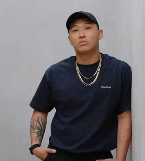 九年前他和Simon D獲得了MAMA新人獎,出獄後他又重返MAMA舞台!
