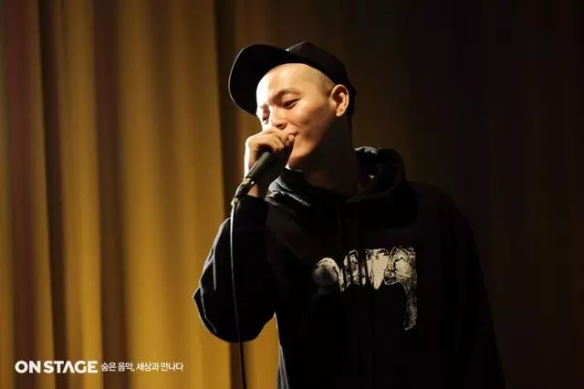 九年前他和Simon D獲得了MAMA新人獎,出獄後他又重返MAMA舞台!