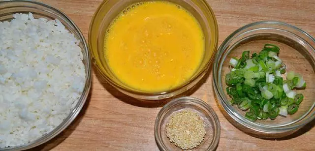 做蛋炒飯時,雞蛋和米飯到底哪個先放?之前沒注意,難怪不好吃!
