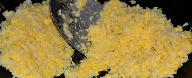 做蛋炒飯時,雞蛋和米飯到底哪個先放?之前沒注意,難怪不好吃!