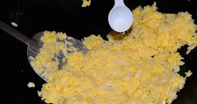 做蛋炒飯時,雞蛋和米飯到底哪個先放?之前沒注意,難怪不好吃!