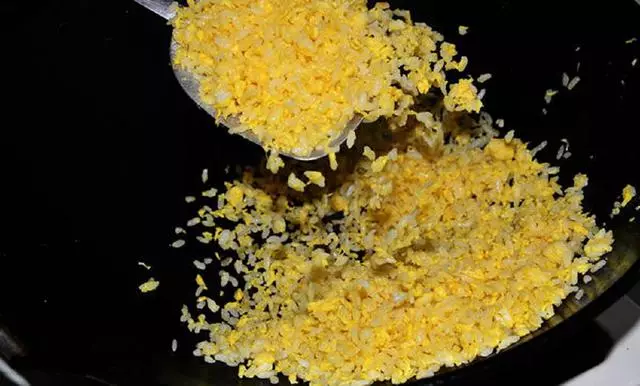 做蛋炒飯時,雞蛋和米飯到底哪個先放?之前沒注意,難怪不好吃!