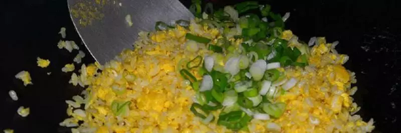 做蛋炒飯時,雞蛋和米飯到底哪個先放?之前沒注意,難怪不好吃!