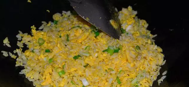 做蛋炒飯時,雞蛋和米飯到底哪個先放?之前沒注意,難怪不好吃!