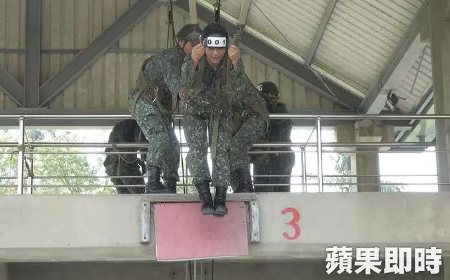 真男人!「陸軍阿湯哥」少將自願拔階受傘訓… 這句話網友全感動:台灣硬漢軍人必推!