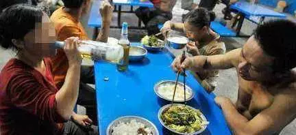 工地上的女人:男女混住毫無秘密 隱私就靠一塊布