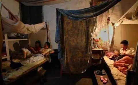 工地上的女人:男女混住毫無秘密 隱私就靠一塊布