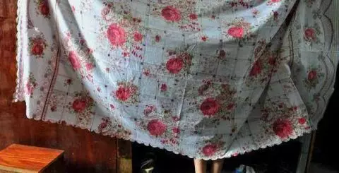工地上的女人:男女混住毫無秘密 隱私就靠一塊布