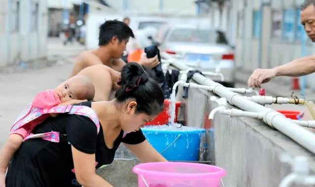 工地上的女人:男女混住毫無秘密 隱私就靠一塊布