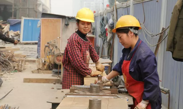 工地上的女人:男女混住毫無秘密 隱私就靠一塊布