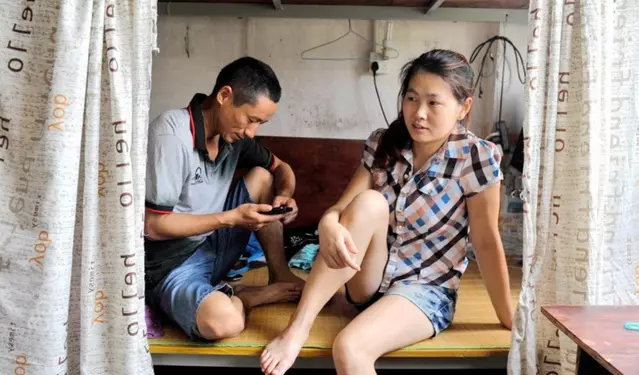 工地上的女人:男女混住毫無秘密 隱私就靠一塊布