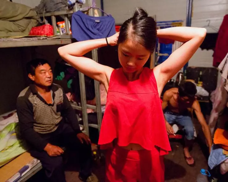 工地上的女人:男女混住毫無秘密 隱私就靠一塊布