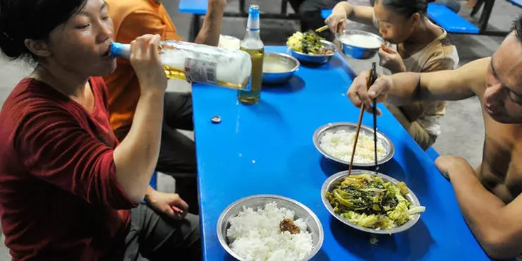 工地上的女人:男女混住毫無秘密 隱私就靠一塊布
