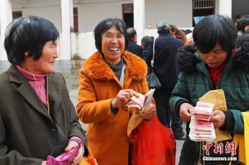 工地上的女人:男女混住毫無秘密 隱私就靠一塊布