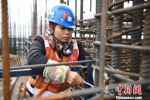 工地上的女人:男女混住毫無秘密 隱私就靠一塊布