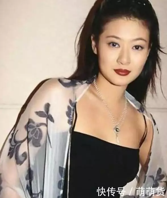 15年前她扔下剛滿月的兒子跳樓身亡,如今兒子已長得又高又帥!