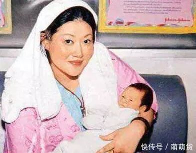 15年前她扔下剛滿月的兒子跳樓身亡,如今兒子已長得又高又帥!
