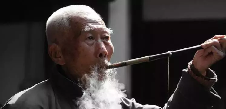 老人救了一條蛇,蛇告訴他會窮三代,老人靈機一動,子孫不缺錢花
