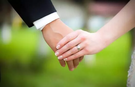 老婆翻船落水,老公卻救他人,事後老婆要離婚,老公指指袖口,她樂了