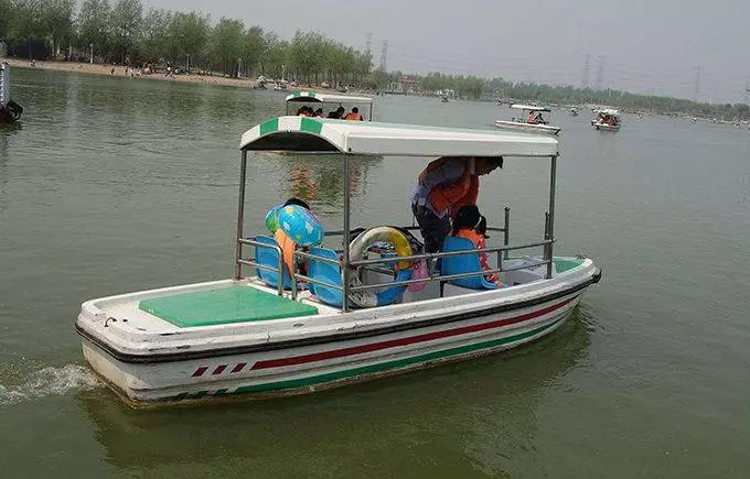 老婆翻船落水,老公卻救他人,事後老婆要離婚,老公指指袖口,她樂了
