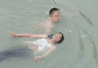 老婆翻船落水,老公卻救他人,事後老婆要離婚,老公指指袖口,她樂了