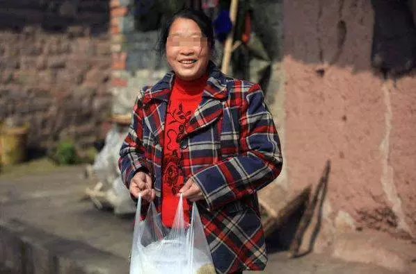 老婆翻船落水,老公卻救他人,事後老婆要離婚,老公指指袖口,她樂了