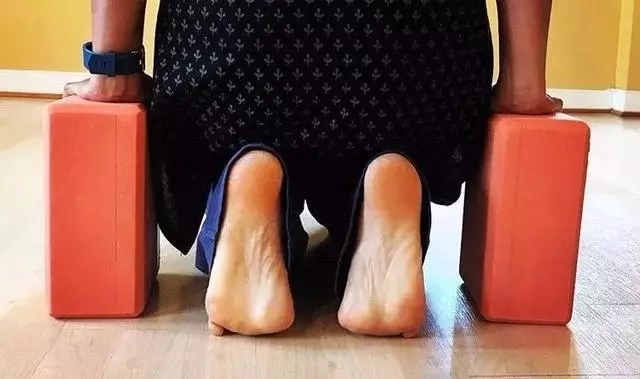 睡前這樣趴一會兒,每天10分鐘,緩解背痛,勝過每天跑步、走路、廣場舞! 效果超強(收好)