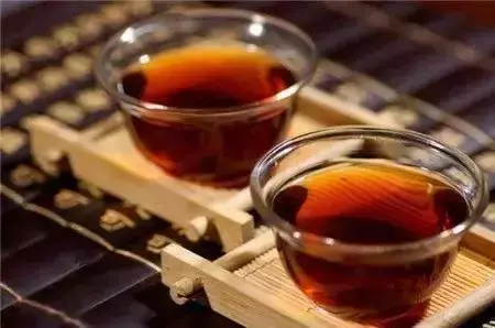 一定不要這樣喝水,會「毀掉」自己的腎,出現這種症狀表示腎臟受損