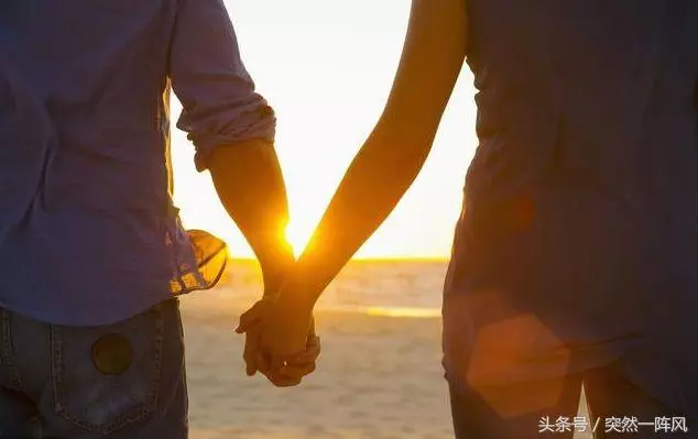 離開富有的前夫選擇嫁給農民工,五年後再相見,前夫當場一臉驚訝