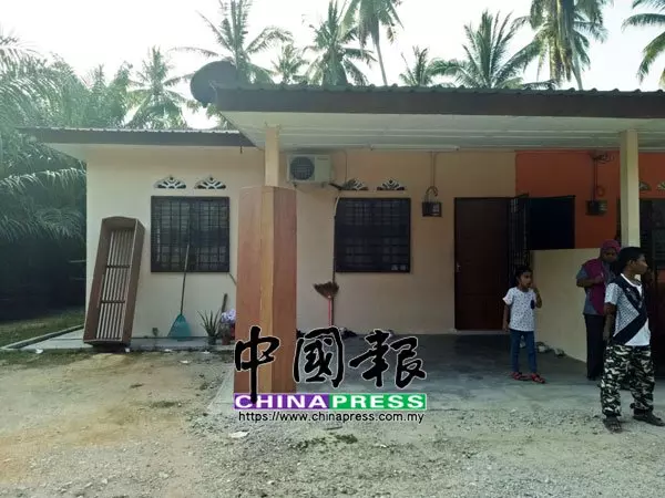 悲!24歲年輕母親 住家上吊自盡, 遺留下2名幼兒。R.I.P 悲!24歲年輕母親 住家上吊自盡 遺