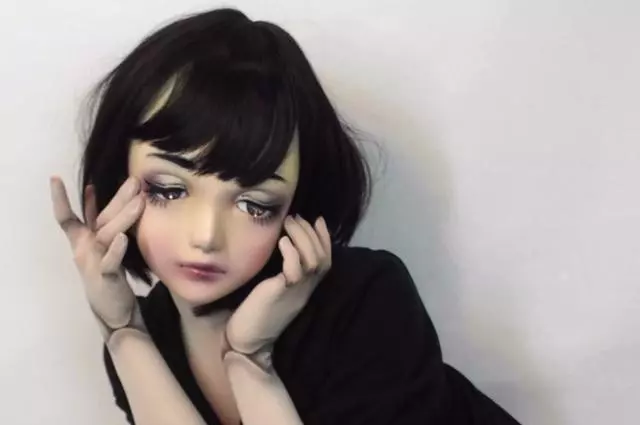日本女孩把自己弄成真人娃娃,花了9年時間,走在街上引人圍觀