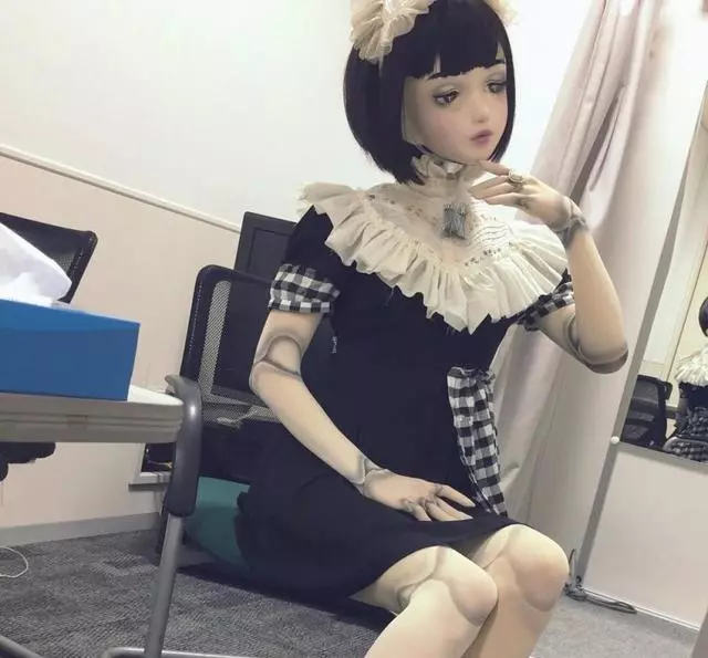 日本女孩把自己弄成真人娃娃,花了9年時間,走在街上引人圍觀
