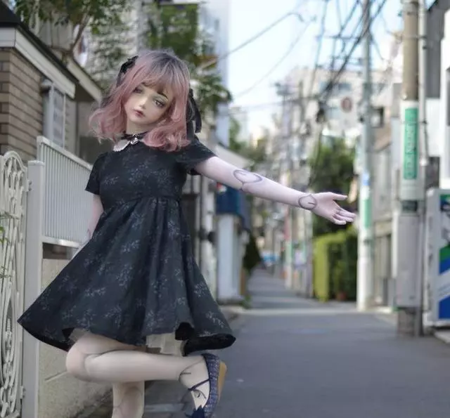 日本女孩把自己弄成真人娃娃,花了9年時間,走在街上引人圍觀