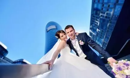 老公弟弟結婚,女子出了2萬塊錢,新娘敬酒時說一話,女子傻了