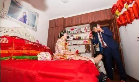 老公弟弟結婚,女子出了2萬塊錢,新娘敬酒時說一話,女子傻了