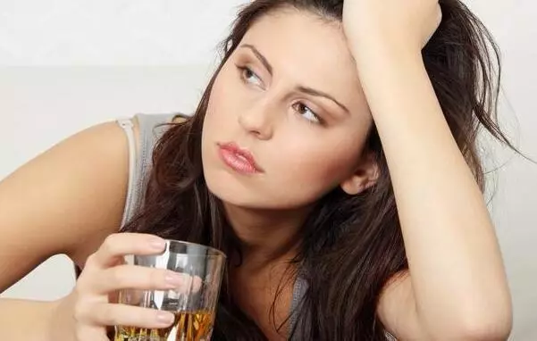 老公弟弟結婚,女子出了2萬塊錢,新娘敬酒時說一話,女子傻了