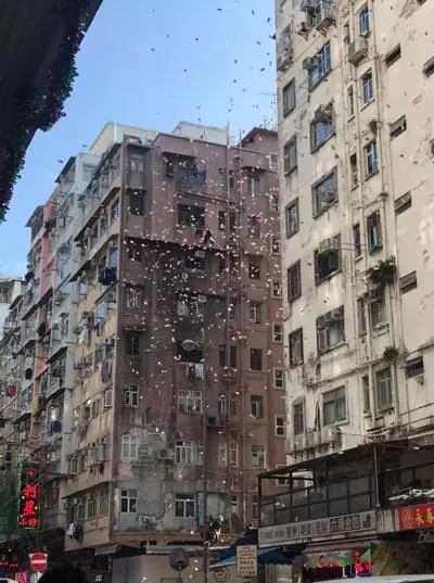怪客天台撒錢 逾百途人哄搶 !